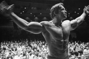 Arnold Schwarzenegger posing in Mr. Olympia (B&W) HD